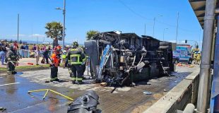 Accidente en Talcahuano deja un taxibus volcado y 35 heridos