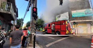 Incendio consume vivienda en el centro de Concepción